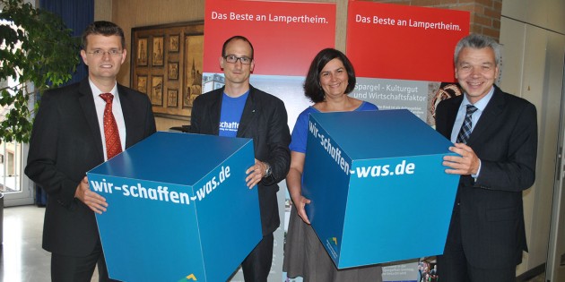Michael Johann (2.v.l.) und Carmen Daramus (2.v.r.) von der Metropolregion Rhein-Neckar übergaben die beiden Wanderwürfel des Freiwilligentages 2014 an Bürgermeister Gottfried Störmer (r.) und den Ersten Stadtrat Jens Klingler (l.). Foto: Benjamin Kloos