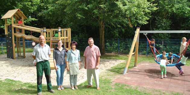 Neue Spielgeräte und glänzende Kinderaugen: Jürgen Rückert (Stadtgärtnerei) , Kindergartenleiterin Christine Kalina, Bürgermeisterin Barbara Schader und Harald Klöpsch (Mitglied Verwaltungsrat Pfarrei St. Michael; v.l.) freuen sich über die gelungene Neugestaltung des Außenbereiches des Kindergarten Arche Noah. Foto: Benjamin Kloos