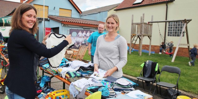 Beim Kinderbasar war die Auswahl groß. Daran hatten große und kleine Leute Vergnügen. Foto: Hannelore Nowacki