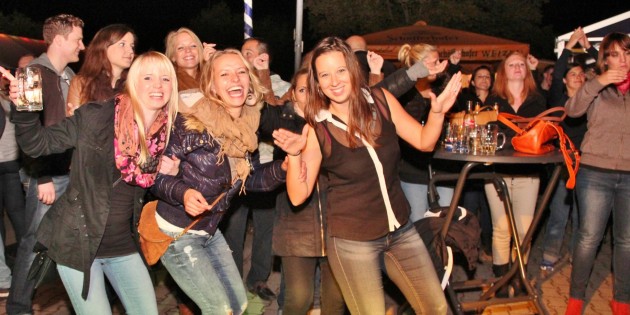 Die Bensheimer Musikgruppe „eightteam“ rockte die Bobstädter Kerwe - und das Publikum machte begeistert mit. Foto: Hannelore Nowacki