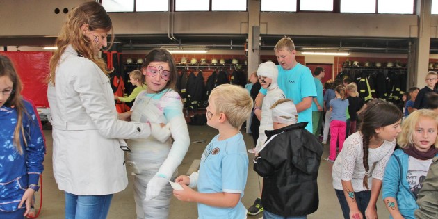 Beim Jugendrotkreuz wurde unermüdlich gewickelt und eingewickelt. Foto: Hannelore Nowacki
