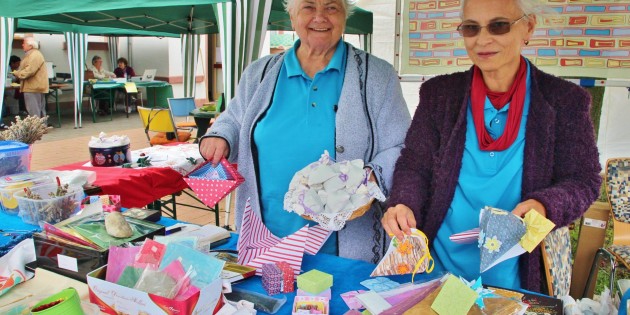 In der Kreativgruppe der Seniorenbegegnungsstätte „Alte Schule“ haben Fantasie und Freude am Basteln, Handarbeiten und kunsthandwerklichem Gestalten ihren Raum, wie Inge Netscher (links) und Bianca Klingler beim Hoffest zeigten. Alles ist käuflich zu sehr günstigen Preisen. Foto: Hannelore Nowacki