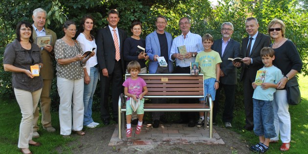 Lädt zum Lesen der Bücher aus dem LiteraTurm im Stadtpark ein: Eine der beiden neuen Bänke, die am Donnerstag durch die Bürgerstiftung an die Stadt Lampertheim übergeben wurden. Foto: Benjamin Kloos