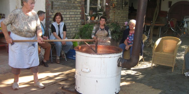 Zwei Tage lang brannten die Kessel, in denen die Nordheimer Landfrauen frischen Latwerge herstellten. Foto: oh