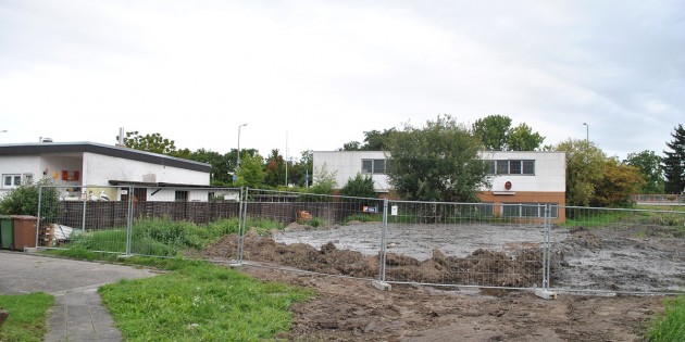 Voll Schlamm, voll Unrat und übelriechend: Die mittlerweile durch einen Bauzaun gesicherte Grube ist für die Anwohner ein echtes Ärgernis. Foto: Benjamin Kloos