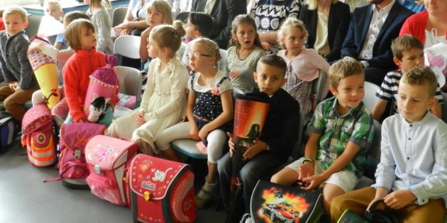 Die aufgeregten neuen Erstklässler in der ersten Reihe. Foto: oh