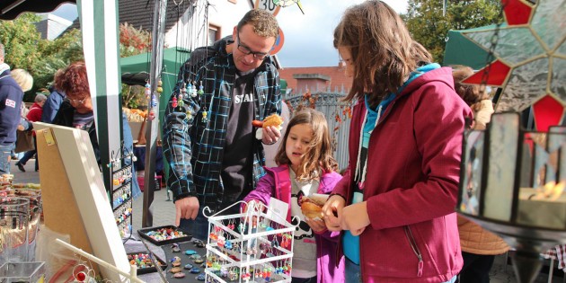Dekoideen fürs Eigenheim, Geschenkideen und schöne Dinge für den Alltag: Der 5. Bauernmarkt mit Kunst-Hand-Werk am 12. Oktober in der Biedensandstraße hat für jeden Geschmack etwas zu bieten. Archivfoto: Hannelore Nowacki