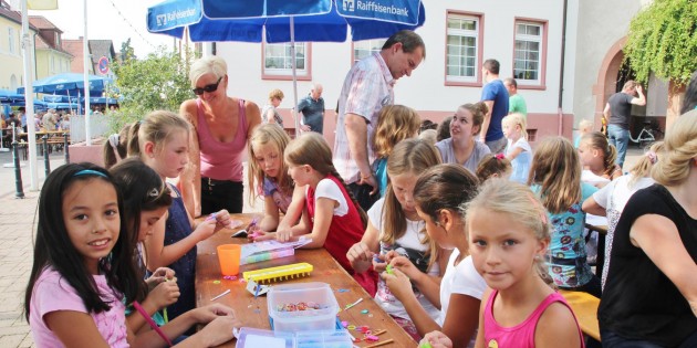 Der Spielnachmittag mit Betreuung durch die Katholische Junge Gemeinde von St. Peter kam gut an. Am Kreativtisch entstanden Armbänder, plastische Bilder und Malereien. Foto: Hannelore Nowacki