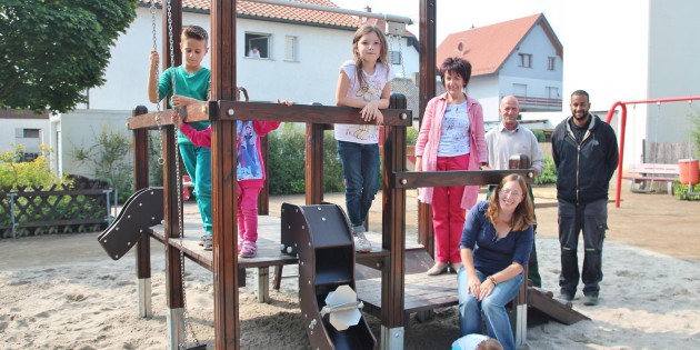 Nagelneu ist dieses multifunktionale Sandspielgerät, das den Spielplatz in der Rheinstraße noch interessanter macht. An der offiziellen Einweihung des Spielplatzes nach der Renovierung mit Bürgermeisterin Barbara Schader nahmen auch der Leiter der Stadtgärtnerei Jürgen Rückert und Mitarbeiter Simon Metzner teil, der zusammen mit Alfred Cornelius und Waldemar Riemer die Renovierung ausführte. Foto: Hannelore Nowacki