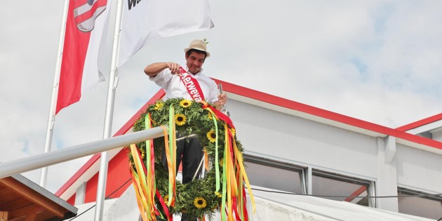 Der neue Kerwevadder Siegbert Ochsenschläger gab auch dem Kerwekranz vor dem Aufstellen noch einen Schluck Wein. Foto: Hannelore Nowacki