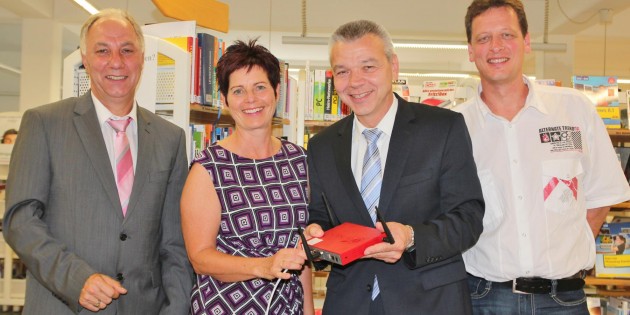 Der WLAN-Hotspot ist aktiv! Barbara Burkhard, Leiterin der Stadtbücherei, und Bürgermeister Gottfried Störmer starteten den WLAN-Hotspot im Beisein von  Fachbereichsleiter Rolf Hecher (links) und IT-Fachmann Ralf Müller. Foto: Hannelore Nowacki