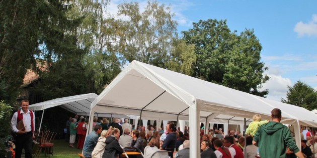 So schön verwöhnte die Augustsonne das Pfarrfamilienfest im Pfarrgarten am Sonntag, wenigstens für einige Stunden. Foto: Hannelore Nowacki