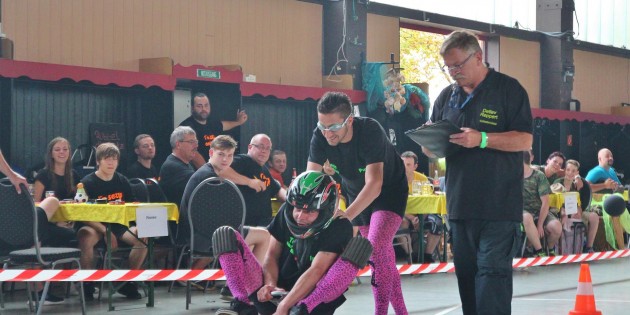 Da mussten alle Teams durch – der „Hockenheim-Ring“ in der Siedlerhalle wartete mit mehreren Schikanen auf. Foto: Hannelore Nowacki
