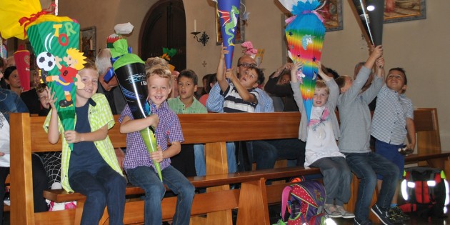 Schultüten wohin das Auge blickt: In der Andreaskirche wurden am Dienstagmorgen die neuen Erstklässler und Vorschulkinder an ihrem ersten Schultag begrüßt und mit Gottes Segen auf den neuen Lebensweg geschickt. Foto: Benjamin Kloos