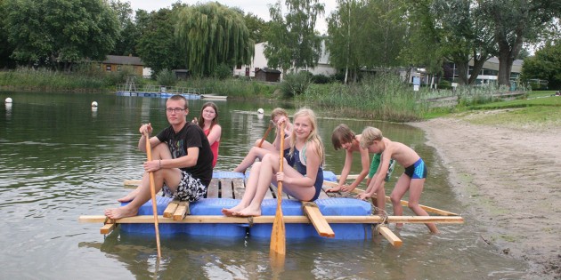 Neben Grillabenden, Nachtwanderungen und Schwimmen bei Dämmerung war der Floßbau am Samstagmittag ein besonderer Höhepunkt im Programm des diesjährigen Zeltlagers der DLRG Lampertheim. Foto: Manuel Ding