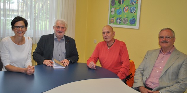Freuen sich auf weitere ehrenamtliche Betreuer für Schüler: Projektleiterin ISB Stefanie Engert, der stellvertretende Vorsitzende der Bürgerstiftung Bürstadt, Hans-Jürgen Brems, Pate Gerhard Schlicker-Ellenbeck und der Rektor der Schillerschule Bürstadt, Peter Gärtner (v.l.). Foto: Benjamin Kloos