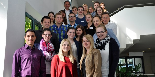 Landrat und Behördenleiter Matthias Wilkes (1.v.l. oben) und die Leiterin der Personalabteilung Diana Stolz (3.v.l. oben) gratulierten den  Auszubildenden zum erfolgreichen Berufsabschluss im Landratsamt und hieß alle neuen Berufseinsteiger herzlich willkommen. Foto: oh