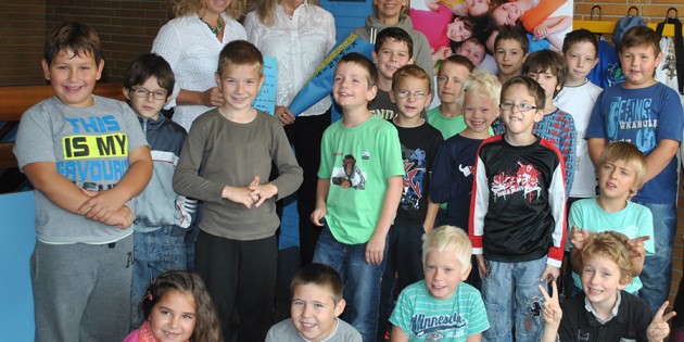 Riesige Freude bei den Schülern der Sprachheilschule und Leiterin Heike Kasch: Silke Ecker und Irene Dittemer (hinten v.l.) übergaben die Kiwanis-Spende. Foto: Benjamin Kloos