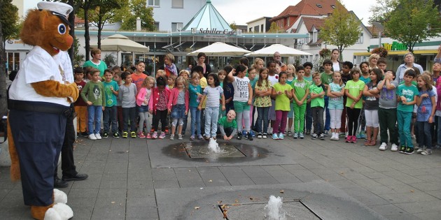 Kinderkommissar Leon begrüßte die Schüler der Schiller-, Goethe- und Pestalozzischule zum Start der Aktionen „Sicherer Schulweg" und „Grüne Meile". Foto: Benjamin Kloos