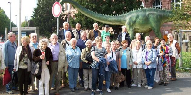 Gruppenfoto zu Füßen eines Sauriers: Die Hofheimer Reisegemeinschaft reiste in die Vergangenheit. Foto: oh