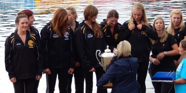Riesenfreude über die Sensation: Die WSV-Damen bekamen durch Nordrhein-Westfalens Ministerpräsidentin Hannelore Kraft den Pokal für den Sieg bei der Deutschen Kanupolo-Meisterschaft überreicht. Foto: oh