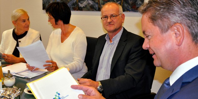 Landrat Matthias Wilkes (v.r.n.l.) mit Vertretern des Eigenbetriebs Schule und Gebäudewirtschaft, Valentin Marsch, Claudia Blume und der Leiterin des Staatlichen Schulamtes Frau Dr. Bordon bei der Vorstellung des Zeitplans zum Schulentwicklungsplan im Landratsamt. Foto: oh
