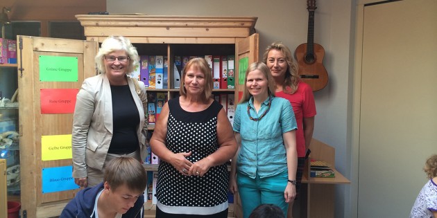 Christine Lambrecht MdB mit Leiterin Ellen Gärtner und Mitarbeiterinnen beim Besuch der Kindertagesstätte Sonnenschein. Foto: oh