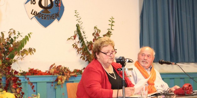 Ein Duo mit Humor und Spielfreude – Maria Jenner und Helmut Emich trugen Sketche und lustige Geschichten vor. Foto: Hannelore Nowacki