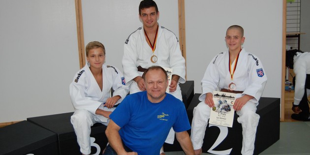 Trainer und Betreuer Lothar Kilian (vorne) freut sich mit seinen drei männlichen Athleten Jorin Wolff (links), Lars Kilian (Mitte) und Ian Störmer (rechts) über deren starkes Abschneiden beim DJB-Sichtungsturnier in Bamberg. Foto: oh