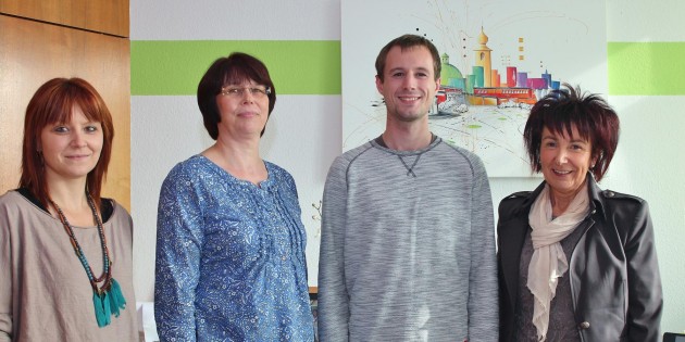 Bürgermeisterin Barbara Schader (links) stellte Alexandra Götz (links) als neue Leiterin der Stadtkasse vor und Doris Götz, die jetzt im Kämmereiamt Stellvertreterin des Leiters Ralf Kohl ist.  Andreas Zanger ist neuer Leiter der kommunalen Kindertagesstätte Sonnenschein. Foto: Hannelore Nowacki