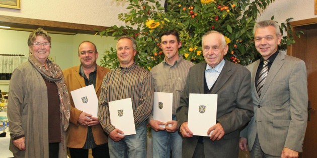 Die vier Preisträger der Züchterehrung der Stadt Lampertheim des Jahres 2013 hatten von Bürgermeister Gottfried Störmer hatte die Urkunden und ein Präsent erhalten. Ortsvorsteherin Rita Rose gratulierte ihnen: Bernhard Kessler, Oliver Pieé, Michael Stempa und Robert Barchfeld. Foto: Hannelore Nowacki