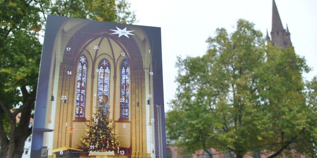 Durch den Adventskalender der Lukasgemeinde wird auch in diesem Jahr die Vorfreude auf Weihnachten zusätzlich gesteigert. Foto: Benjamin Kloos