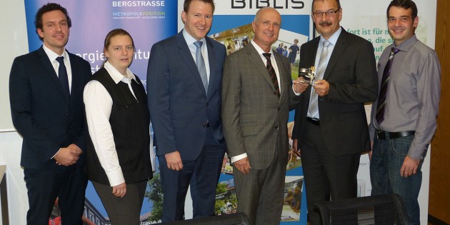 Bei einem Pressegespräch präsentierten Bürgermeister Felix Kusicka, Gemeinde Biblis (2.v.r.), und  Michael Thielbeer, WILO SE (3.v.r.) die neuen Pumpen. Weitere Teilnehmer von links: Hendrik Frey, Wirtschaftsregion Bergstraße / Wirtschaftsförderung Bergstraße GmbH (WFB), Ann-Kathrin Weber, WFB, WFB-Geschäftsführer Dr. Matthias Zürker und Alexander Dinges, Gemeinde Biblis. Foto: WFB