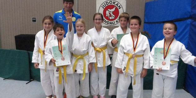 Trainer Harald Dudyka mit seinen erfolgreichen Wettkampfjudo-Neueinsteigern vom 1. Judo-Club Bürstadt. Foto: oh