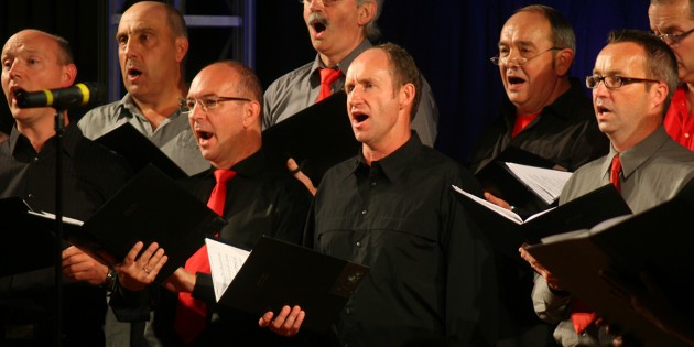 Sowohl am Samstag als auch am Sonntag brachte der Chor „Joyful“ des MGV 1840 Lampertheim die Sedanhalle zum Beben. Unter der Leitung von Dirigentin Elisabeth Seidl wurde ein breit gefächerter Auszug aus Rock und Pop geboten. Foto: Manuel Ding