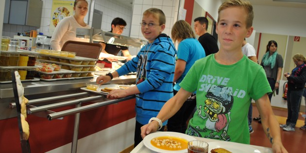 Regionale Produkte standen im Mittelpunkt des „Tag der Schulverpflegung" in der Mensa der EKS. Diese fanden regen Anklang - wie hier bei Basti. Foto: Benjamin Kloos