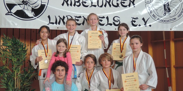 Bürstadts erfolgreiche Judoka vom 7. Herbstturnier Lindenfels: Anja Schneider, Lätitia Täubel, Jennifer Schmidt, Lea Daniel (hinten) und Erfolgscoach Iba Wetzig mit Maskottchen Mara Daniel, Paul Zieglschmid, Cedric Schynoll und Julia Kruck (vorne). Foto: oh