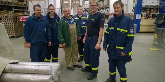 Packten fleißig bei der Einrichtung einer Flüchtlingsunterkunft mit an: Die Helfer des THW Lampertheim. Foto: oh