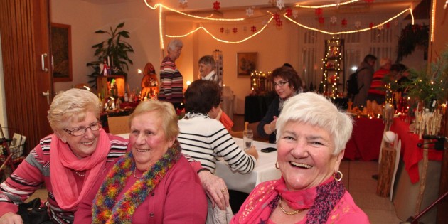 Geselliges Beisammensein, Kaffee und Kuchen – das wollten Marianne Betz (links), Liselotte Hahl und Christa Betz an beiden Tagen genießen. Foto: Hannelore Nowacki