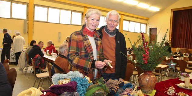 Das Angebot an schönen Handarbeiten beim Adventsbasar begeisterte viele Besucher. Foto: Hannelore Nowacki
