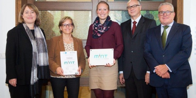 Freuen sich über die Auszeichnung der Goetheschule als MINT-freundliche Schule: Anja Schöpe, Regierungsdirektorin im Gymnasialreferat HKM, Margarete Veltman, Schulleiterin der Goetheschule, Andrea Heintze, Lehrkraft der Goetheschule, Horst Westerfeld, Staatssekretär a.D., Mitglied des VDE-Präsidiums und Thomas Sattelberger, MINT Zukunft schaffen; v.l.). Foto: VDE