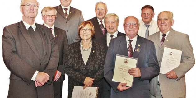 Geistlicher Rat Pfarrer Peter Hammerich (von links), Erster Vorsitzender Paul Sommer und Zweiter Vorsitzender Gerd Schuster (hinten rechts) ließen die Jubilare Gabriele Schuster, Josef Gutschalk, Günter Gabler sowie (hinten links) Alfred Morweiser und Erwin Krämer hochleben. Foto: Hannelore Nowacki