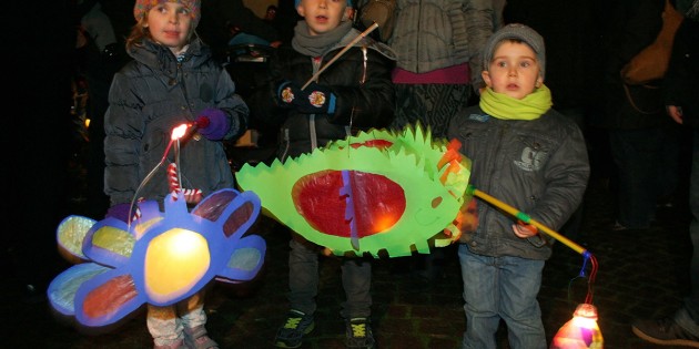 Die katholische Kindertagesstätte Pater Alfred Delp feierte am vergangenen Freitagabend Premiere: Zum ersten Mal wurde der Martinszug auf dem Gelände um die Kita herum geführt. Foto: Manuel Ding