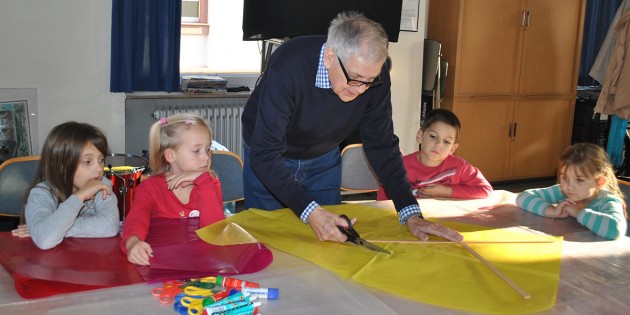 Unter fachkundiger Anleitung durch Wolfgang Kühn bastelten Vorschulkinder aus der Kita Saarstraße bunte Drachen. Foto: Benjamin Kloos
