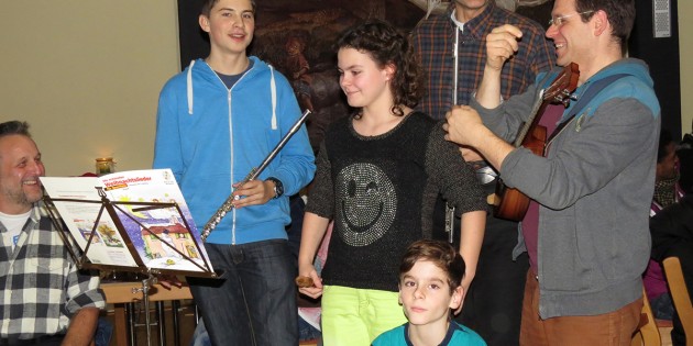Letzte Abstimmungen der gut gelaunten Musiker für die Zugabe. Foto: oh