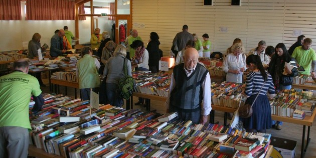 Der Bücherflohmarkt des Fördervereins der Martin-Luther-Gemeinde ist bereits über die Stadtgrenzen hinaus bekannt. Bereits zur Öffnung um 15. Uhr war der Saal am Samstag brechend voll. Foto: Manuel Ding