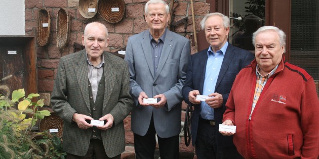 Die Bürgerstiftung Bürstadt übereichte insgesamt 186 wetterbeständige Alu-Schilder an das Heimatmuseum. Von links: Hans Held, Peter Tschirch, Hans-Werner Vetter und Edgar Gräf. Foto: Eva Wiegand