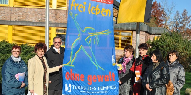 Sagen deutlich NEIN zu Gewalt gegen Frauen: Bürgermeisterin Barbara Schader (2.v.l.), Christine Giesler,Externe Frauenbeauftragte der Stadt Bürstadt, 3.v.r.), Herbert Roechner (Mitglied des Magistrat, 3.v.l.), Edith Appel-Thomas (Vorsitzende des Sozialausschusses, 4.v.r.) und Annegret Fettel (VdK Bürstadt, l.). Foto: Benjamin Kloos