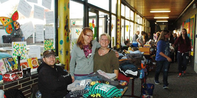 Schulkind-Mama Moni gelang es, mit Freundin Sonja, ebenfalls Mama von zwei Jungs, einen gemeinsamen Stand mit vielfältigen Angeboten ihrer Kinder auf dem 5. Herbstflohmarkt zu präsentieren. Foto: Sigrid Samson