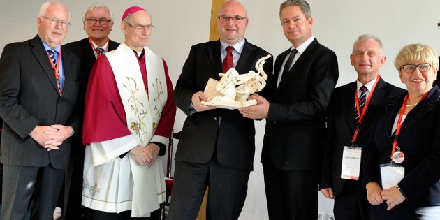 Werner Breitwieser, ehem. Kreistagsvorsitzender und Vorsitzender des Freundschaftsvereins Brücke/Most, Gottfried Schneider, Kreistagsvorsitzender,Alfons Nossol, Erzbischof von Oppeln (a.D.) , Rafał Borkowski, geschäftsführender Direktor der Stiftung Kreisau für Europäische Verständigung, Matthias Wilkes, Landrat des Kreises Bergstraße, Zygmunt Worsa, Landrat des Kreises Świdnica/Schweidnitz und Teresa Mazurek, Bürgermeisterin der Gemeinde Świdnica/Schweidnitz gedachten der polnisch-deutschen Versöhnung (v.l.n.r.). Foto: oh